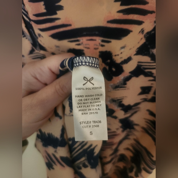 EVERLY Size small Peach Abstract Design top - Picture 5 of 6